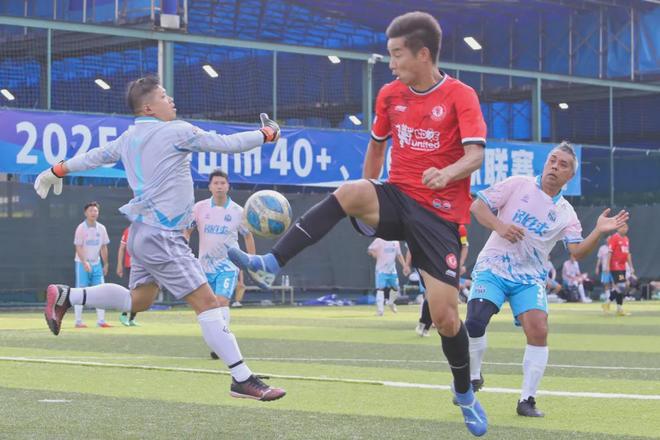 关于争霸赛场上的巅峰对决点燃球迷热情的信息 关于争霸赛场上的巅峰对决点燃球迷热情的信息