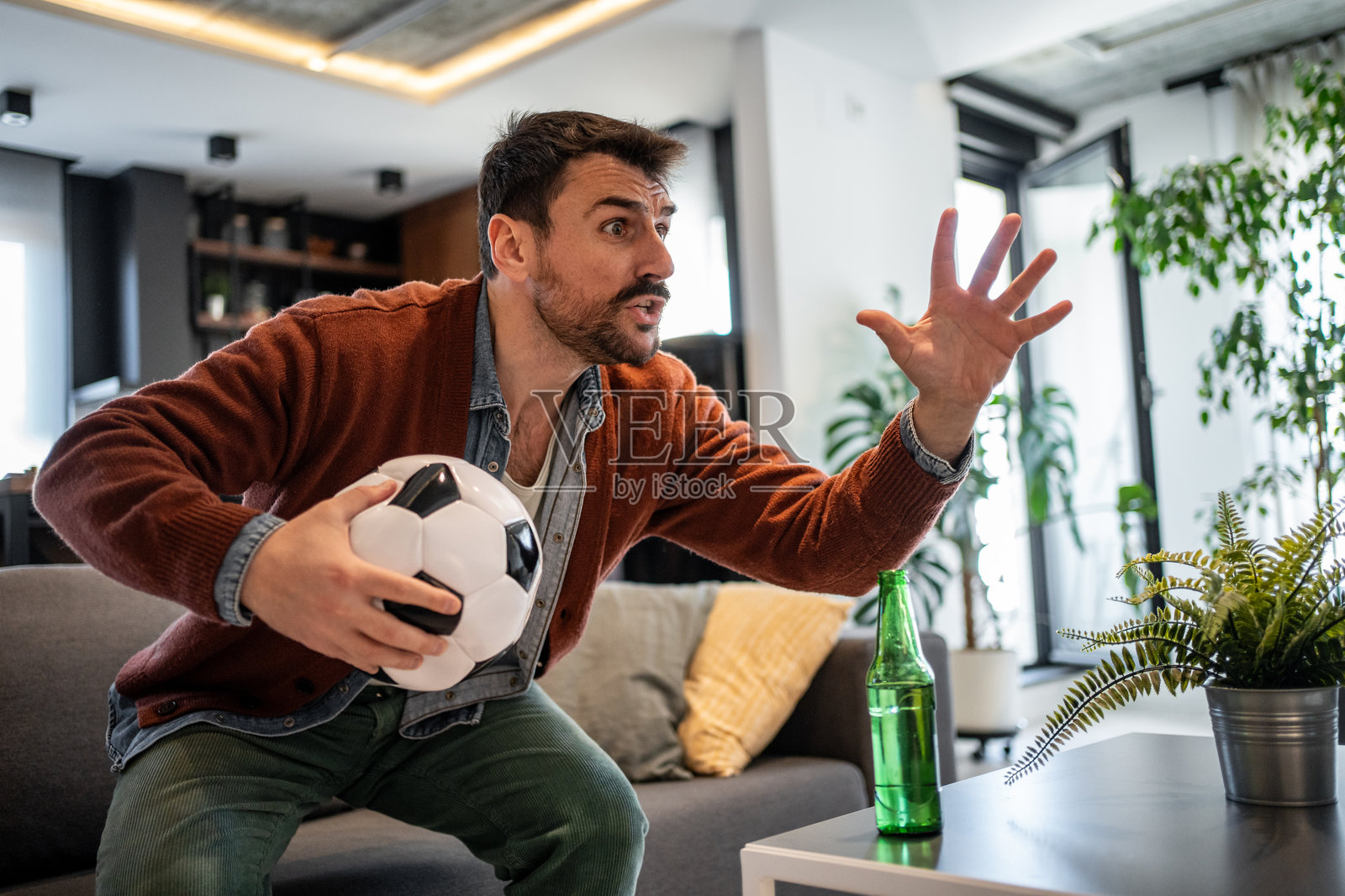 传奇球员再度光临！足球迷为比赛喝彩的简单介绍