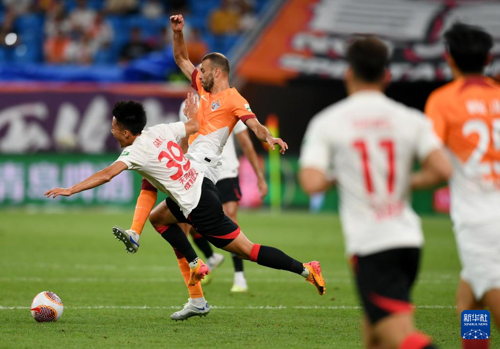 传奇球员再度光临！足球迷为比赛喝彩的简单介绍