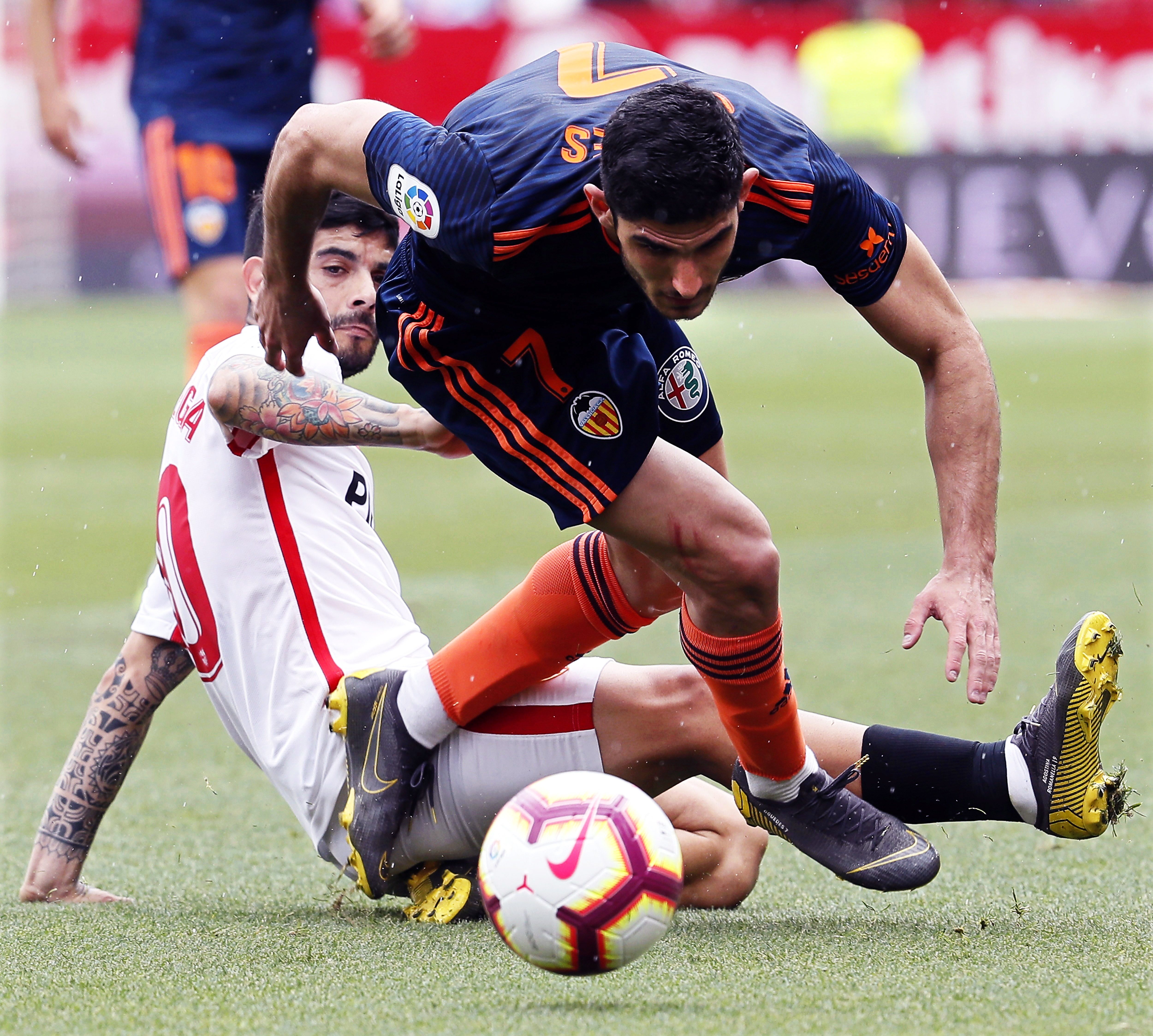 关于竞技足球比赛迎来激烈对抗，球星抢眼的信息