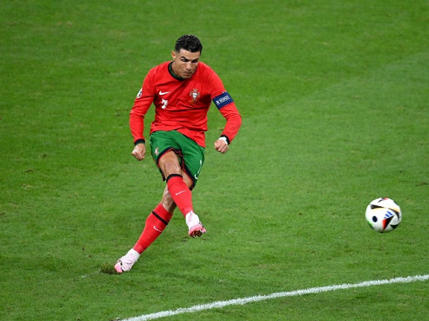 包含葡萄牙逆转斯洛文尼亚，晋级形势乐观的词条