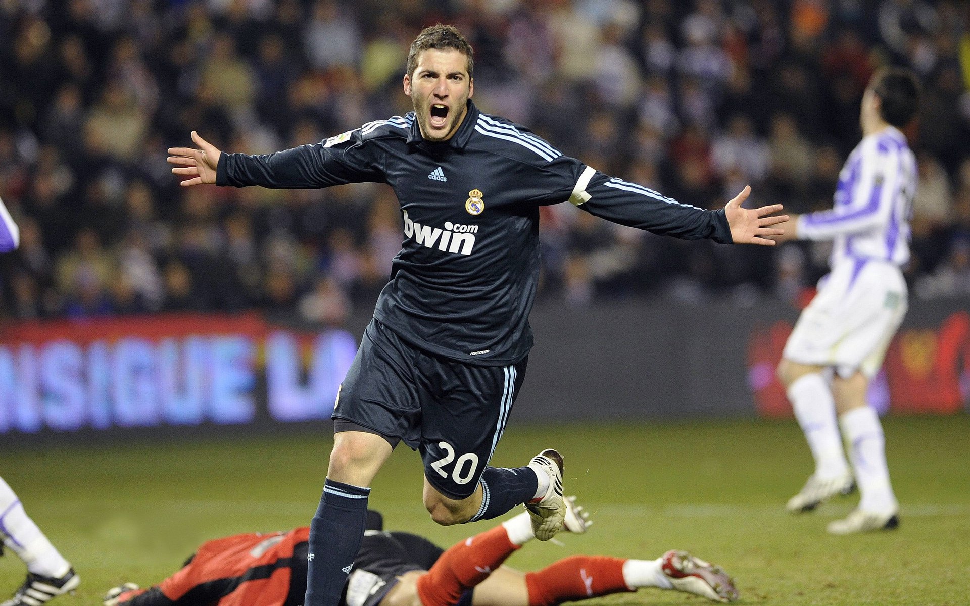 郁金香风暴，荷兰足球哲学如何在欧冠焦点战中正面击溃AC米兰