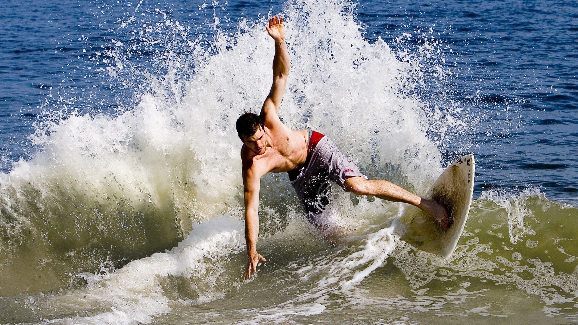 威廉姆斯鏖战哈斯车队，汉密尔顿惊艳四座