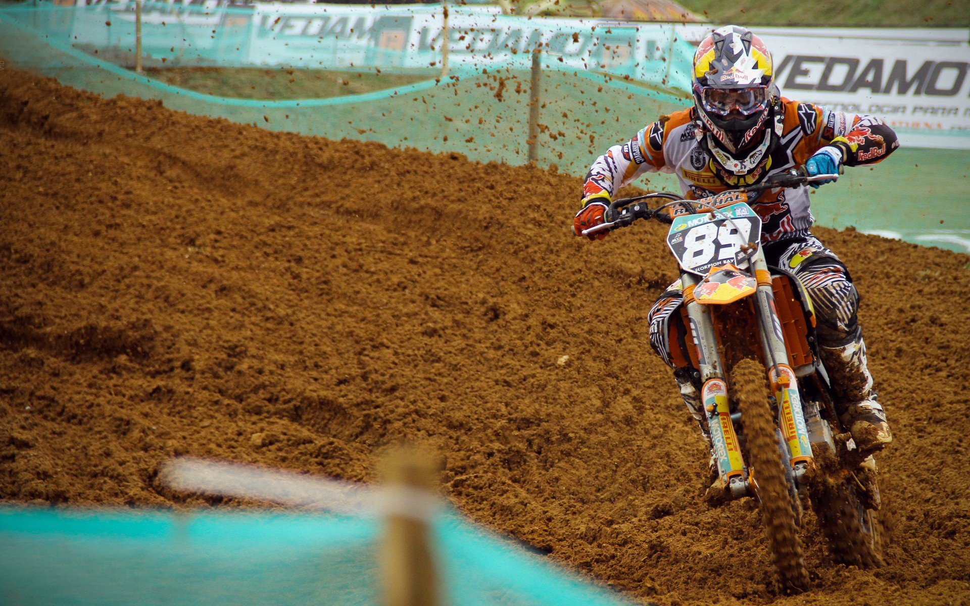 赛道上的逆袭，皮亚斯特里率梅赛德斯鏖战索伯车队取胜